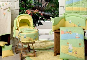 Одеяло серии Акварели из коллекции 4 времени года для кроватки из ткани пике с вышивкой (Babypiu, 49.155VERDE)